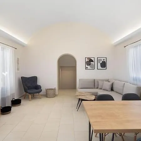호텔 Beautiful Santorini - 3 Bedroom - Private Jacuzzi And Charismatic Interior - Vothonas 아이아파라셰비
